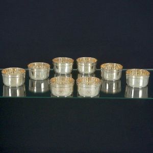 <b>Conjunto de 8 lavandas </b>em prata francesa lisa decorada com raminhos e monograma M. Contraste "Cabeça de Mercúrio" do séc. XIX e teor 950 ml. Prateiro TÉTARD ET FRS. Alt. 6 cm; Diâm. 11 cm