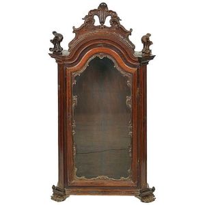 <b>Oratório </b>português de época e estilo D. José I em jacarandá. Porta envidraçada e frontão belamente entalhado com emplumados e volutas. Pés em enrolados. Séc. XVIII. Med. 137 x 75 x 33 cm