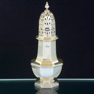 <b>Polvilhador </b>em prata inglesa lisa e chanfrada. Pega em forma de pinha. Contraste da cidade de Londres 1913 e marca do prateiro HENRY VANDER & ARTHUR VANDER. Alt. 22 cm. Peso 345 gramas.