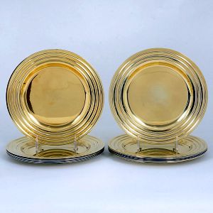 MAISON CHRISTOFLE - <b>Conjunto de 14 pratos </b>para entradas em metal espessurado a prata "vermeil" com bordas decoradas em frisos concêntricos. Marcas da "orfèvrerie" no verso. Diâm. 24 cm