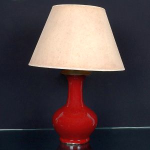 <b>Vaso montado para "abatjour" </b>em bela porcelana chinesa coberta por esmalte "sangue de boi". Bocal em bronze. Porcelana do início do séc. XIX. Pequeno defeito na base. Alt. total 42 cm