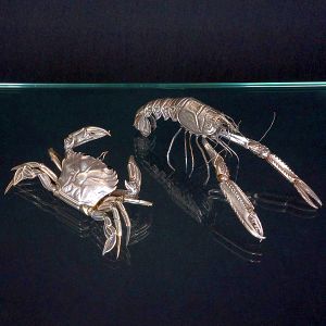 <B>Conjunto de 2 crustáceos </B>composto por um lagostim e um caranguejo em prata espanhola articulada de excelente fatura. Olhos em contas (1 deles do lagostim, faltando). Peso 255 gramas.