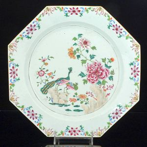 <B>Medalhão </B>de forma oitavada em porcelana Companhia das Índias, Família Rosa, pertencente ao "Serviço Real de D. João VI", conhecido como "Serviço dos Pavões". Séc. XVIII. Diâm. 33 cm