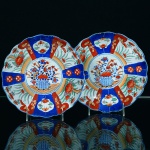 <b>Par de pratos </b>em porcelana japonesa Imari. Apresentam borda em ondulações e policromia característica com cesto de flores e reservas com flores e folhas. Séc. XIX / XX. Diâm. 22 cm