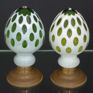 <b>"Pendant" de pinhas </b>em cristal, ornamentadas em "overlay" verde, com elementos ovais revelando a camada interna colorida. Bases em metal dourado em formato de pedestal. Alt. 19 cm