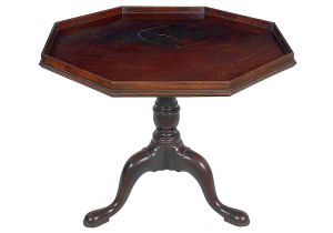 <b>Mesa auxiliar</b> inglesa com tampo octogonal e galeria lisa. Coluna central torneada terminada em triplas pernas arqueadas com pés em sapatas. Período vitoriano. Med. 80 x 93 x 93 cm