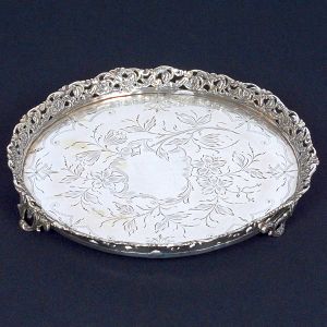 Pequena <b>salva </b>circular em prata portuguesa apresentando fundo lavrado com flores e folhas e borda e vazados de mesmo estilo. Contraste "Javali" usado de 1886 e 1938. Teor 833 ml.