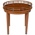 <B>Mesa de apoio </B>circular em madeira clara apresentando borda protetora em elemento anelado assentado sobre travessão com revestimento em bambu. Pernas retas. Med. 77 x 76 x 76 cm