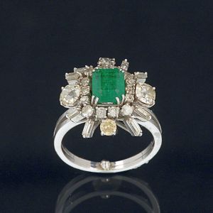 <b>Anel </b>de esmeralda retangular com diamantes Brasil e lapidação "full brillant cut". Peso aproximado da esmeralda 1,50 ct. Peso aproximado dos diamantes 2 ct. Montado em platina.