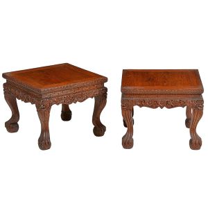 Antigo <b>par de mochos </b>em madeira de lei, apresentando forma quadrada e elaborados entalhes floridos. Pernas recurvadas com caneluras terminadas em bolas. Med. 40 x 51 x 51 cm