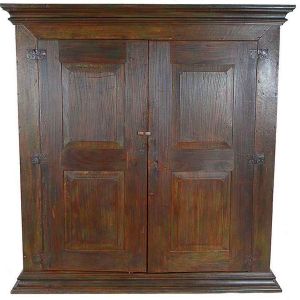 <b>Armário </b>colonial brasileiro construído em madeira nobre com vestígios de pátina. Portas almofadadas com interior dividido em compartimentos. Séc. XIX. Med. 195 x 172 x 71 cm