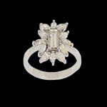 <b>Anel </b>de ouro branco 18k com um diamante no centro de 0,92 ct aproximado de lapidação "baguette" e 12 diamantes com peso aproximado de 1,20 ct. Peso da peça 4 gramas.