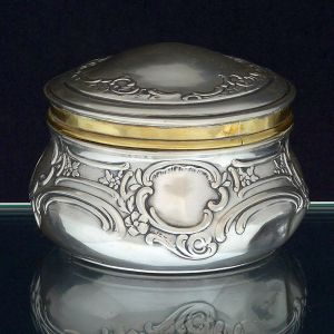 "<B>Bonbonnière</b>" em prata europeia 800 ml, decorada com estilizações de motivos vegetais. Algumas marcas parcialmente apagadas. Um ponto amassado. Alt. 9,5 cm; Diâm. 12 cm