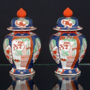 Antigo <b>par de vasos </b>bojudos em porcelana japonesa Imari decorados em suas tonalidades características com elementos vegetais e arabescos realçados a ouro. Alt. 26,5 cm