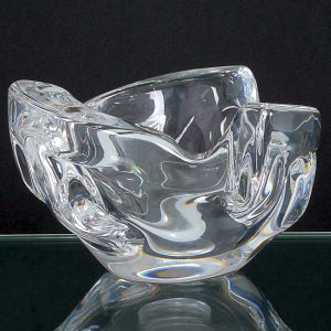 <b>SÈVRES-FRANCE - "Bombonnière" </b>em grosso bloco de cristal translúcido dividido em três segmentos sinuosos. Marca da Cristallerie no verso. Alt. 11,5 cm; Compr. 18,5 cm