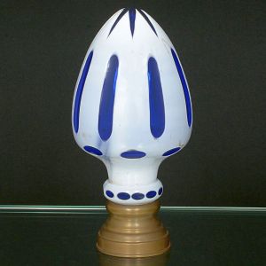 <b>Pinha </b>em cristal, ornamentada em "overlay" azul cobalto, com aberturas ovais verticais e recortes circulares. Base em latão dourado de perfil escalonado. Alt. 22 cm