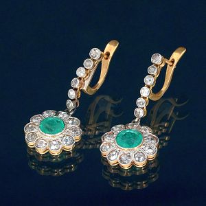 <b>Par de brincos </b>em ouro 18k, com esmeraldas e diamantes com duas esmeraldas redondas (colombianas). Peso aproximado 4,00 ct e 30 diamantes. Peso da peça 6,09 gramas.