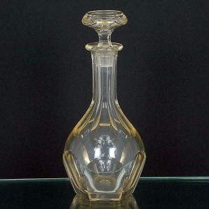 <b>Garrafa </b>globular, de gargalo alongado, em cristal Baccarat lapidado em facetado de linhas geométricas ascendentes. Tampa original em cristal, no mesmo estilo. 