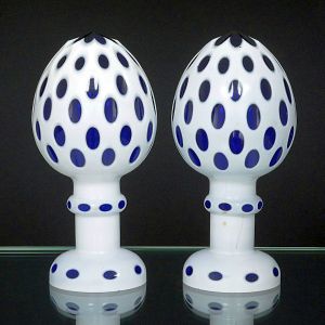 <b>"Pendant" de pinhas </b>em cristal, ornamentadas em "overlay" azul marinho, em elementos ovais e estrelares ao topo, que revelam a camada interna colorida. Alt. 23 cm