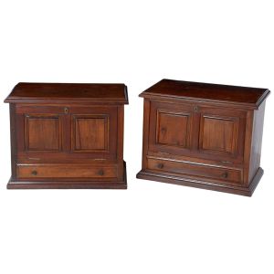 <b>Par de mesinhas laterais </b>em madeira, com porta frontal em dois planos rebaixados e gaveta inferior. Tampos superiores retos com leve aba. Med. 64 x 81 x 48 cm