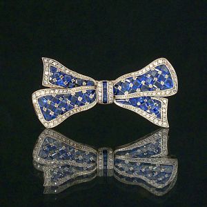 <b>Broche </b>Art Déco de safiras e diamantes montado em platina. Peso aproximado das safiras 5,50 ct. Peso aproximado dos brilhantes 1,20 ct. Peso da peça 8,20 gramas.