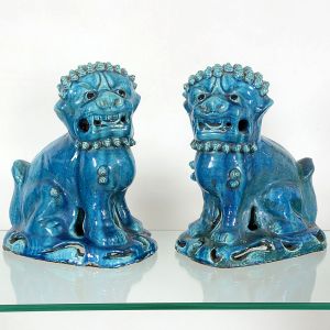 <b>Par de "chiens de fô"</b>, em posição sentada, em cerâmica chinesa esmaltada em turquesa. Séc. XIX. Imperceptível bicado na cabeça de cada. Alt. 31 cm; Compr. 24 cm
