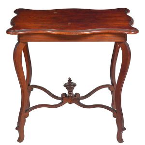 Antiga <b>mesa auxiliar </b>em madeira nobre. Apresenta tampo, pernas e amarração inferior em ondulações centralizando elemento em forma de pião. Med. 75 x 80 x 64 cm