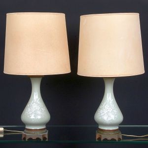 Antigo <b>par de vasos </b>piriformes montados para "abatjours" em porcelana francesa "pâte-sur-pâte" celadon com flores em esmalte branco. Base em bronze. Alt. 65 cm