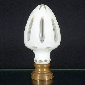 <b>Pinha </b>em vidro branco leitoso, corpo suavemente bojudo, com recortes alongados em formato de gota. Base em latão dourado, de perfil escalonado. Alt. 22 cm