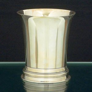 Robusto <b>copo </b>em prata inglesa levemente cônico com base em frisos. Contrastes atuais da cidade de Londres e marca do prateiro ROBERT CARR. Alt. 12,5 cm