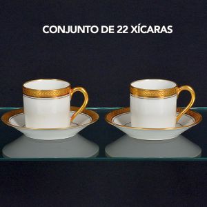 <b>Conjunto de 22 xícaras de café com pires </b>em porcelana francesa Limoges decorada com filetes a ouro sobre fundo branco. Marca da manufatura nos versos.