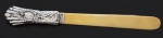"<b>Paper-knife</b>" com cabo em prata inglesa vitoriana decorada em gomos e estilizações. Lâmina em marfim. Contraste da cidade de Birmingham de 1885. 