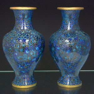 Antigo <b>par de vasos balaústre </b>em bronze coberto por esmaltes "cloisonné" com arabescos e flores em tonalidade azul cobalto e turquesa. Alt. 31 cm