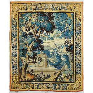 <b>Tapeçaria </b>francesa Aubusson apresentando paisagem com edificações e fonte no plano central. Borda em flores e volutas. Séc. XVIII. Med. 251 x 210 cm