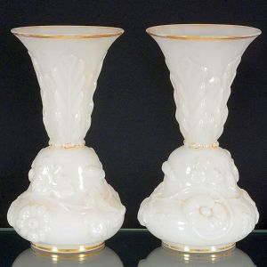 <B>Par de vasos </B>franceses em opalina branco leitoso, decorados em composições de flores e folhagens. Vestígios de frisos a ouro. Séc. XIX. Alt. 30 cm