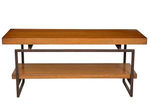 Belo <b>aparador </b>de forma retangular, europeu, em madeira clara, com dois "plateaux" montados em suporte metálico. Década de 60. Med. 81 x 181 x 61 cm