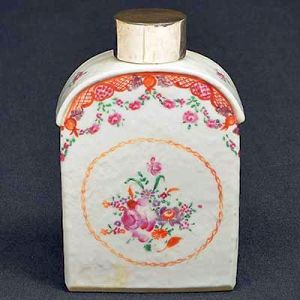 "<B>Tea caddy</B>" em porcelana Companhia das Índias decorada com guirlandas floridas, em policromia Família Rosa. Séc. XVIII. Tampa em prata. Alt. 13 cm