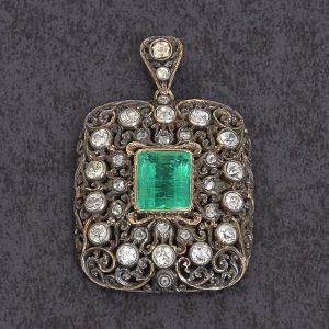 Antigo <b>broche </b>em ouro 18k com esmeralda central de aproximadamente 7 ct, 14 diamantes lapidação Brasil de aproximadamente 0,25 ct e 14 de 0,05 ct.