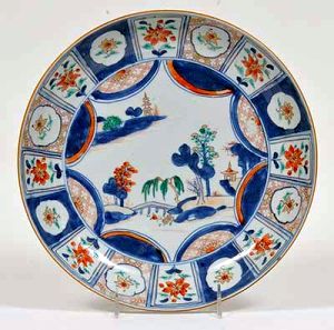 <b>Covilhete </b>circular em porcelana Companhia das Índias decorada em azul cobalto e esmaltes policromados com paisagens. Séc. XVIII. Diâm. 27,5 cm