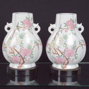 <b>Par de vasos </b>chineses em forma de bulbos com decoração em policromia de peônias e pássaros. Base em madeira. Alt. do vaso sem a base 32 cm