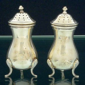 <b>Par de saleiros </b>piriformes em prata Sterling peruana 925 ml lisa com pés revirados para fora. Prateiro CAMUSSO. Alt. 9,5 cm. Peso 145 gramas.