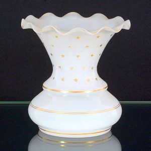 <B>Vaso </B>francês em opalina na cor branco leitoso, apresentando borda em ondulações e decoração com estrelinhas e frisos. Séc. XIX. Alt. 14,5 cm