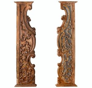 Belíssimo <b>par de talhas </b>barrocas em madeira patinada, apresentando elaborado entalhe com angras, volutas e acantos. Séc. XVIII. Alt. 118 cm