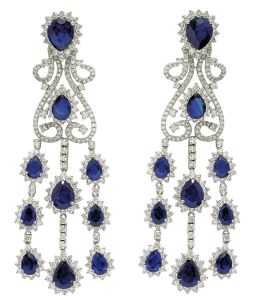 <B>Par de brincos </B>em ouro branco 18k, pesando 22 gramas, com 484 brilhantes redondos totalizando 9,93 ct, mais 20 safiras totalizando 23,4 ct.