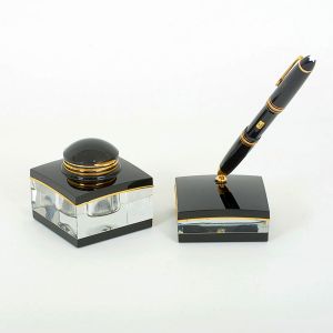 <B>MONBLANC </B>-Germany. Caneta tinteiro com base quadrada levemente abaulada e seu recipiente para tintas na cor negra com centro translúcido.