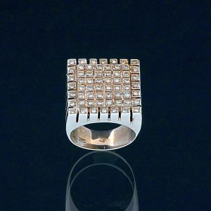 <b>Anel </b>de diamantes "design" argolão com 60 pedras, em ouro branco 18k. Peso aproximado dos brilhantes 0,60 ct. Peso da peça 14,43 gramas.