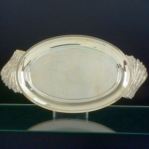 <b>Travessa</b>  oval lisa em metal espessurado a prata com alças modeladas em apanhado de aspargos. Aparentemente sem marcas. Compr. 60 cm