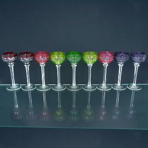 <b>Conjunto com 9 cálices </b>em cristal Baccarat lapidado, com bojos coloridos em diversos tons e hastes transparentes ricamente facetadas.