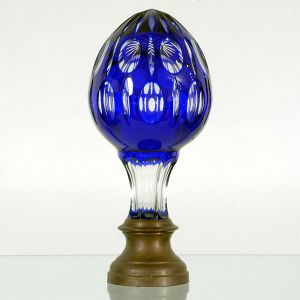 Bela <b>pinha </b>francesa em cristal "overlay" em azul cobalto. Lapidação em elementos ovoides. Base em bronze. Séc. XIX. Alt. 24,5 cm