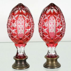Antigo <B>par de pinhas </B>francesas em cristal Baccarat. Apresentam forma ovoide e lapidação geometrizada. Base em bronze. Alt. 21 cm